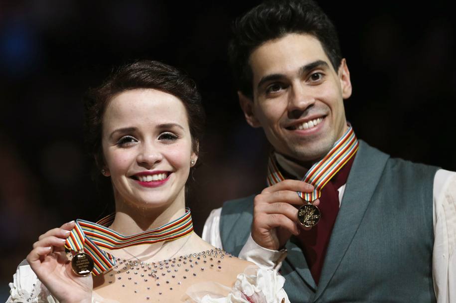 Anna e Luca mostrano orgogliosi la loro medaglia d&#39;oro. Reuters